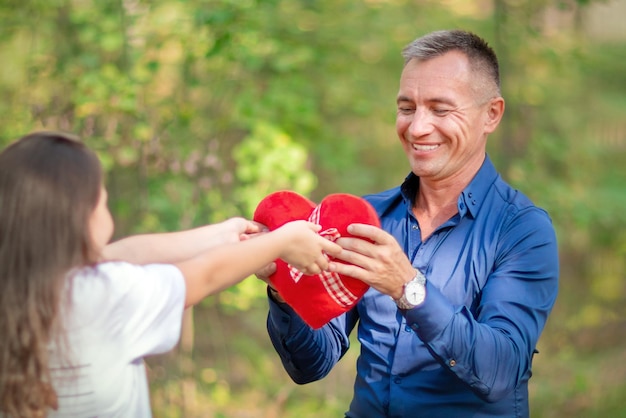 Papá e hija con un corazón rojo Día del padre