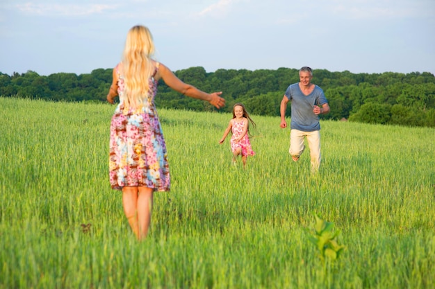 Papá e hija corriendo.