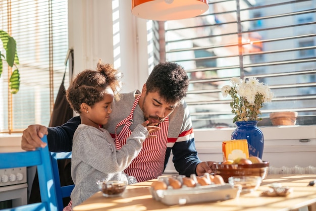 Papá e hija horneando juntos en la cocina