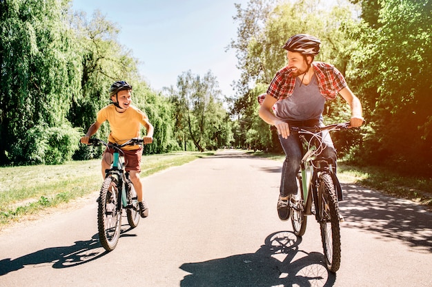 Papá e hijo andan en bicicleta