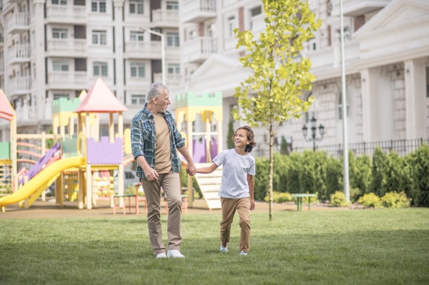 Papá e hijo caminando juntos de la mano