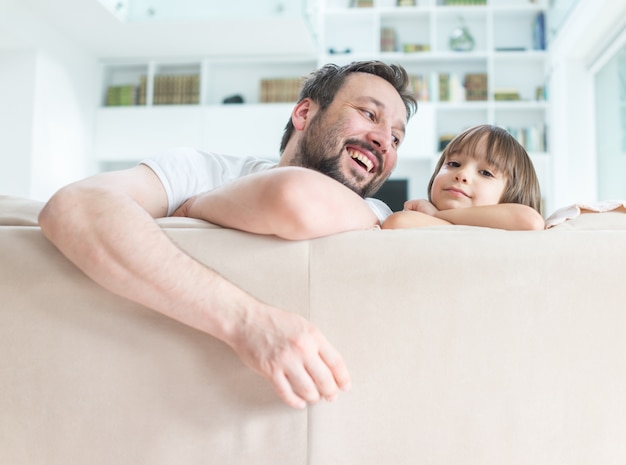 Papá e hijo en casa