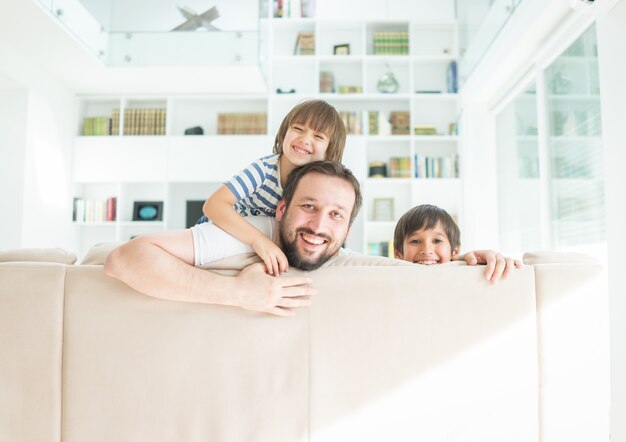 Papá e hijo en casa