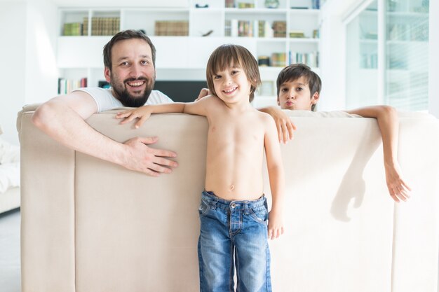 Papá e hijo en casa