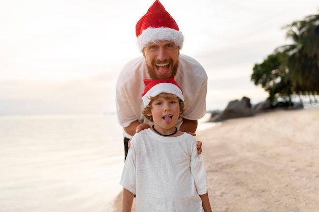 Foto papá e hijo celebrando la navidad en julio