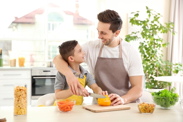 Foto papá e hijo cocinando en casa