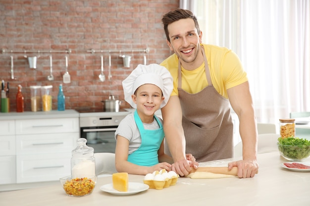 Papá e hijo cocinando en casa