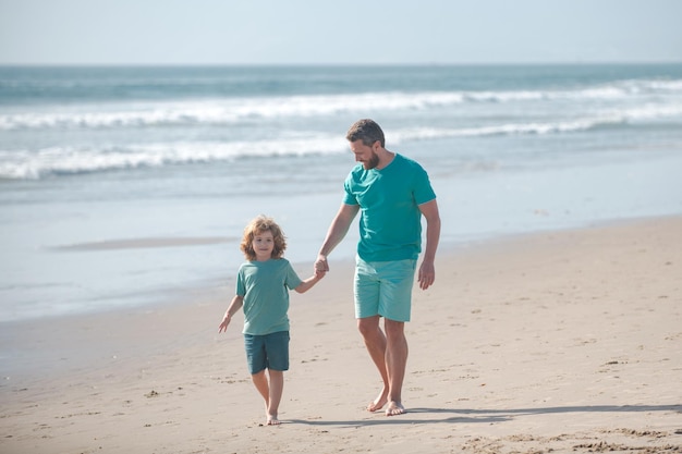 Papá e hijo se divierten al aire libre viajes familiares vacaciones concepto del día del padre