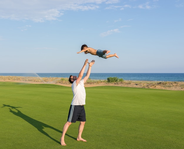 Papá e hijo en felicidad