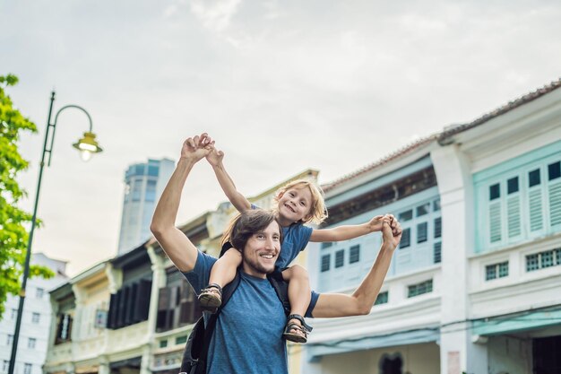 Papá e hijo en el fondo de casas antiguas en el casco antiguo de Georgetown, Penang, Malasia