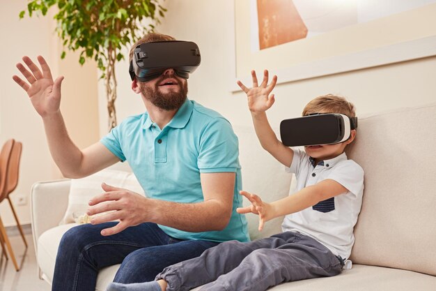 Papá e hijo en gafas vr en casa