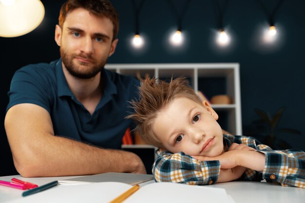 Papá e hijo hacen juntos la tarea escolar