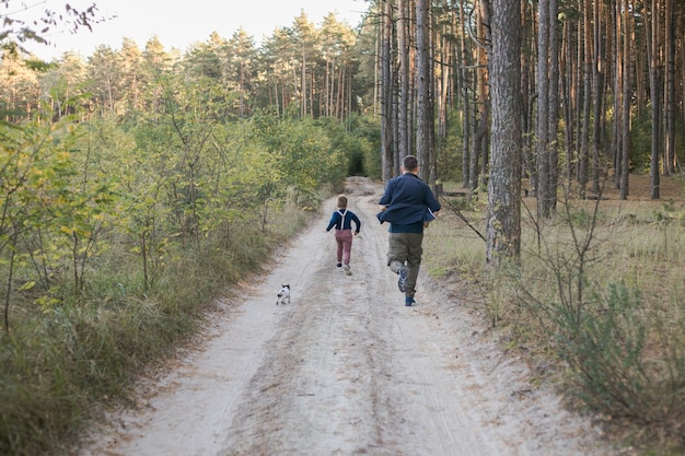 Papá e hijo jugando