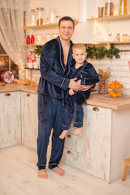 papá e hijo juntos en la cocina en pijama