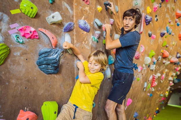 Foto papá e hijo en el muro de escalada deporte familiar estilo de vida saludable familia feliz