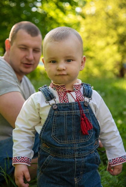 Papá e hijo en el parque