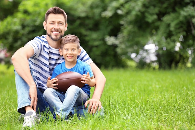 Papá e hijo con pelota de rugby en Green Park