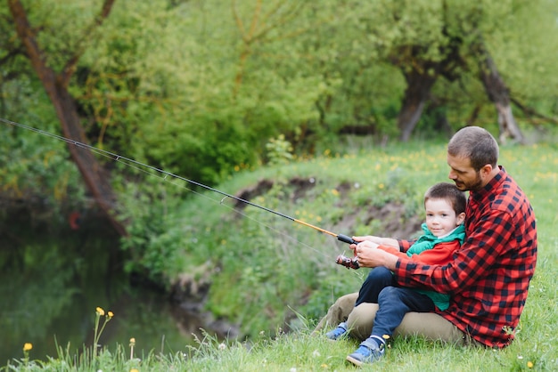 Papá e hijo pescando al aire libre