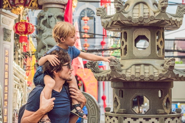 Papá e hijo son turistas en la calle romaní de estilo portugués en la ciudad de Phuket. También llamado Chinatown o el casco antiguo