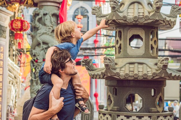 Papá e hijo son turistas en la calle romaní de estilo portugués en la ciudad de Phuket. También llamado Chinatown o el casco antiguo