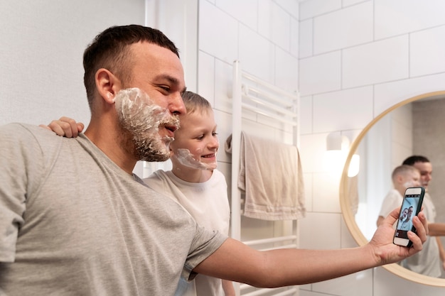 Foto papá enseñando a su hijo a afeitarse