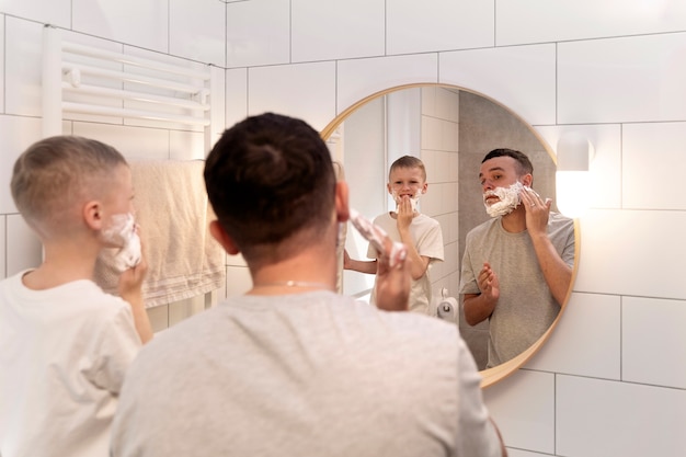 Foto papá enseñando a su hijo a afeitarse