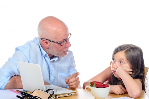 Papá está enojado con su hija.