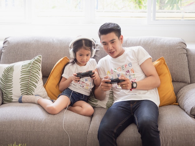 Papá está jugando un juego con su hija.