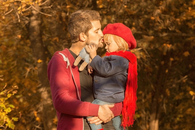 Papá feliz besando a su hija en la frente