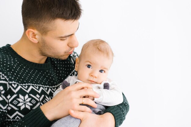 Papa hat einen kleinen Sohn im Arm