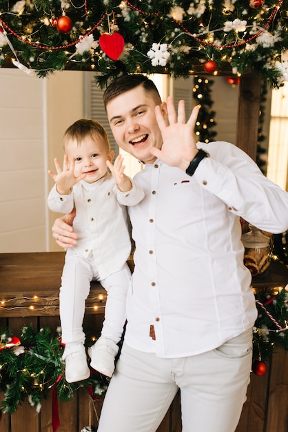 papá con hijo pequeño en el fondo de un bar de Navidad