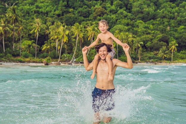 Papá juega con su hijo en el mar