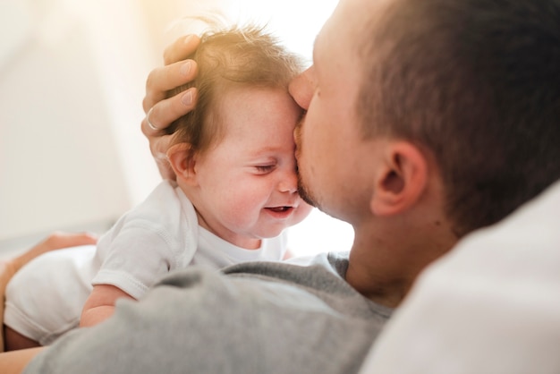 Foto papa küsst baby auf die stirn