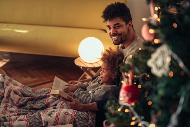 Papa liest ihrer Tochter Märchen vor