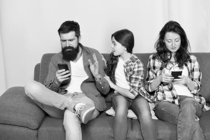 Foto papá y mamá ignoran las necesidades de su hija malos hábitos fracaso de la paternidad bebé ignorado sentimientos ofendidos dejar de ignorar al niño atrapado en línea niño ignorado padres ocupados navegando por internet en teléfonos inteligentes