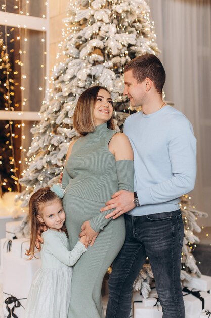 Papá, mamá y su hija están celebrando el Año Nuevo.