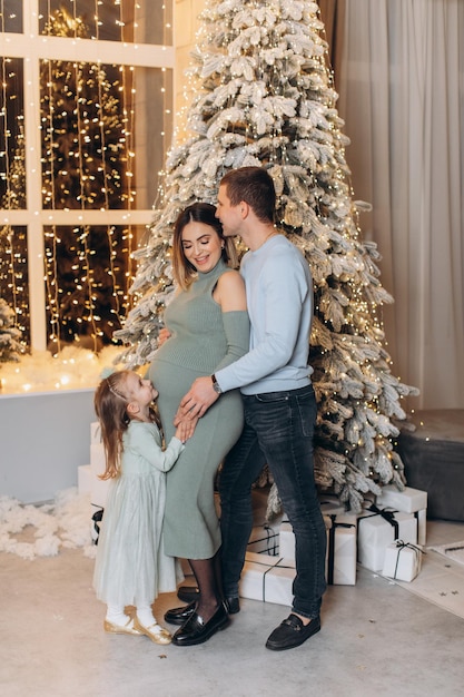 Papa, Mama und ihre Tochter feiern Silvester