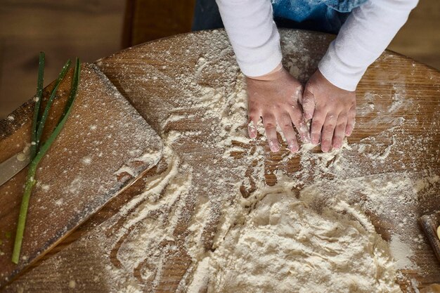 Papa Mama und ihre Tochter kochen Pizza zusammen in der Küche Das Konzept einer glücklichen Familie