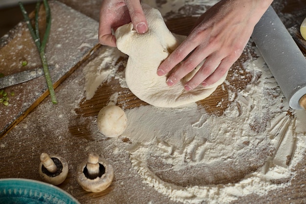 Papa Mama und ihre Tochter kochen Pizza zusammen in der Küche Das Konzept einer glücklichen Familie