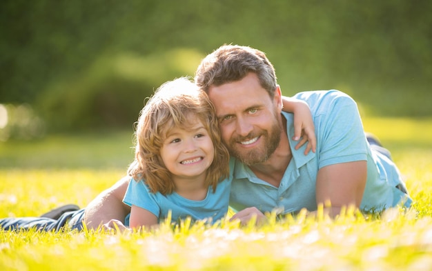 Papa mit Kind am Sommertag. Elternschaft und Vaterschaft. Vatertag.