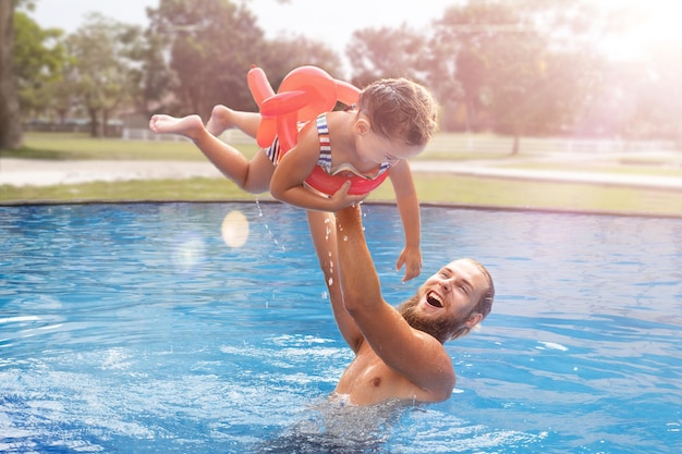 Papa mit Kind im Pool