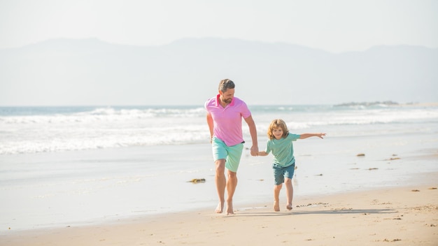 Papa mit Kind Junge am Sommertag Papa und Kind haben Spaß im Freien Kindheit