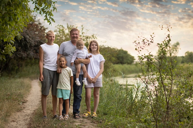 Papa mit vier Kindern in der Natur