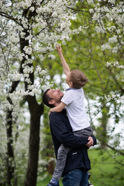 Papa nahm seinen glücklichen Sohn in die Arme und sie lachen