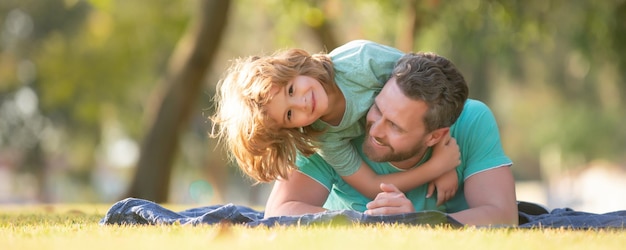 Papá y niño abrazando piggyback ride spring banner infancia y paternidad kids concepto feliz f