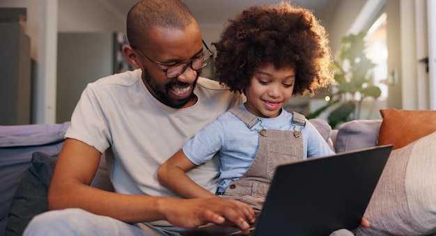 Papá y niño en casa en una computadora portátil para vincular libros electrónicos y transmitir en línea para películas, dibujos animados o video Descarga de tecnología o padre soltero con niño o pantalla táctil para el desarrollo del aprendizaje