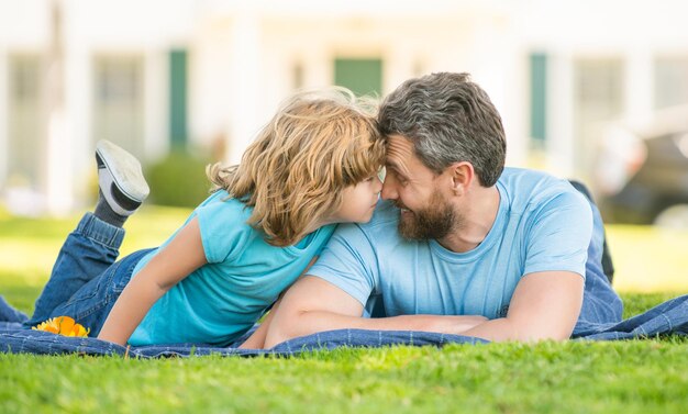 Papá con niño en el día de verano crianza de los hijos y paternidad día del padre