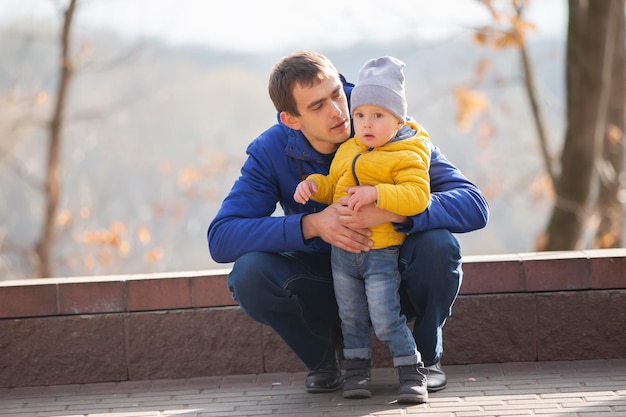 Papá con un niño de paseo Padre con su hijito en la calle Fin de semana en familia