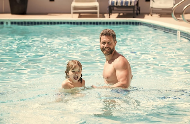 Papá con niño en spa resort vacaciones de verano fin de semana en el día de la familia