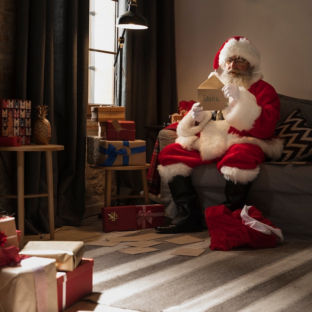 Papá Noel abriendo una carta de un niño